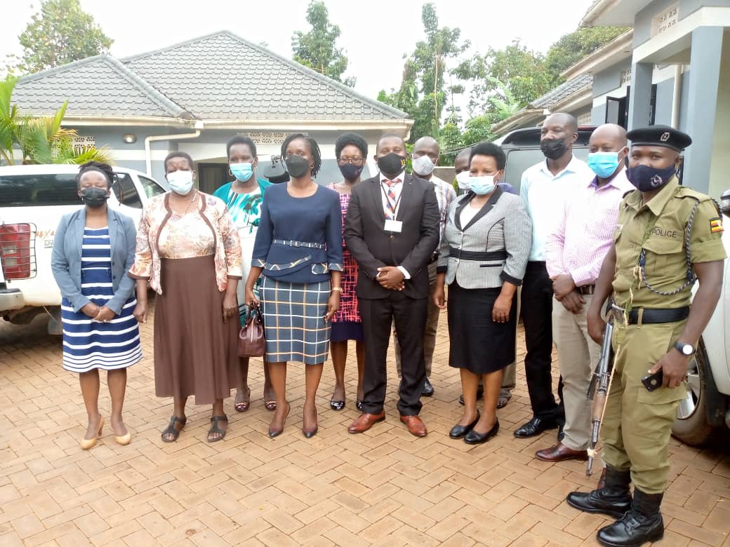 IGGUganda's tweet photo. Deputy IGG, Mrs. Anne Twinomugisha Muhairwe (front row, 3rd left) with staff of @IGGUganda Mukono Regional Office, after deliberating with Lugazi Councillors on their role in the fight to eliminate corruption. #CollaboratingAgainstCorruption https://t.co/LmlcAtUVMd