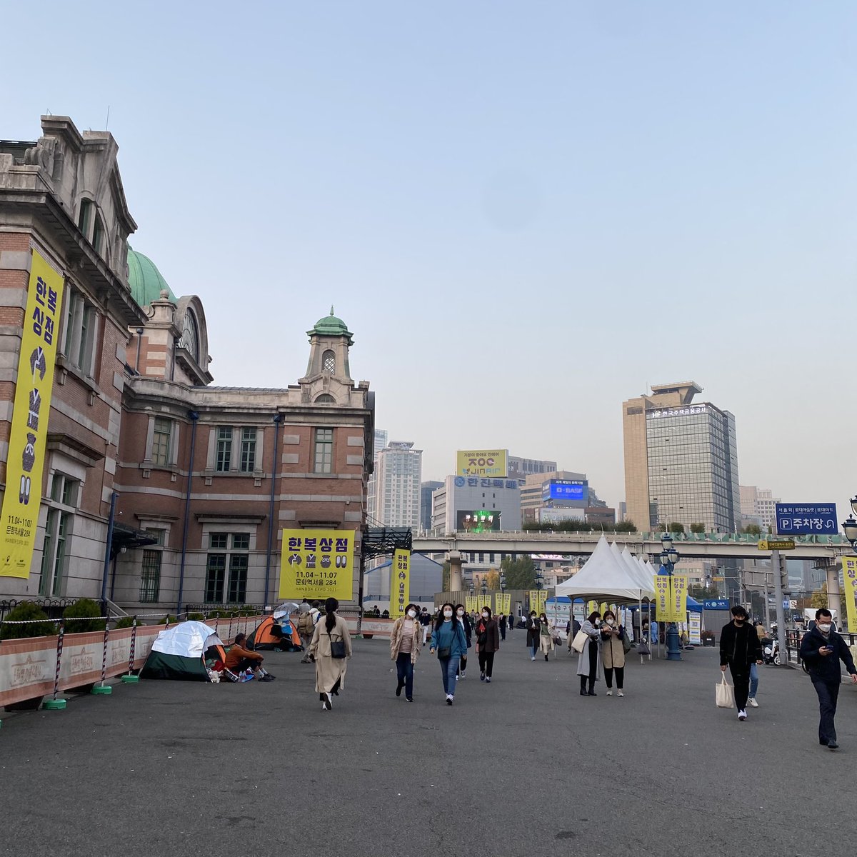 한복상점 첫날 느낀점: 10시-5시는 꽤 짧다!
숨좀 돌리자! 했는데 벌써 끝나는 시간이었어요😮
방문 예정이신 분들은 일찍 오셔서 천천히 둘러보는걸 추천드려요~!
기로에는 내일도 힘내보겠습니다💪🏻