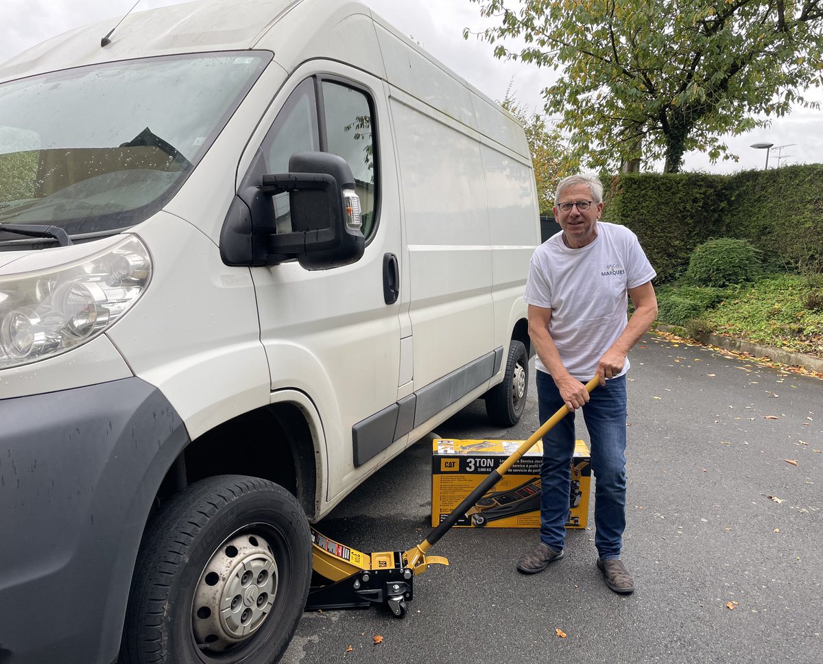BricoMarques's tweet photo. Félicitation à notre grand gagnant du Cric 3T Caterpillar 🎁👏🏼

Nous vous remercions de votre venue sur notre stand 🤗

L’équipe Brico Marques 🔧

#caterpillar #outils #cric #outillage #voiture #concours #artibat2021 #bricolage #cat #caterpillarequipment #qualité #jeuconcours https://t.co/SdhUUgxvEf
