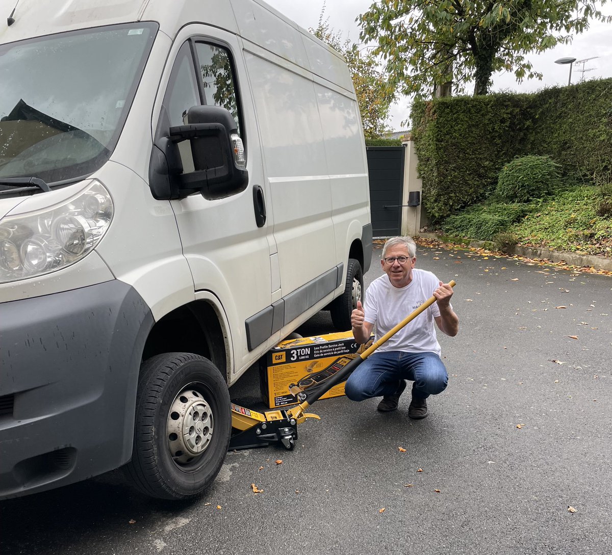 BricoMarques's tweet photo. Félicitation à notre grand gagnant du Cric 3T Caterpillar 🎁👏🏼

Nous vous remercions de votre venue sur notre stand 🤗

L’équipe Brico Marques 🔧

#caterpillar #outils #cric #outillage #voiture #concours #artibat2021 #bricolage #cat #caterpillarequipment #qualité #jeuconcours https://t.co/SdhUUgxvEf