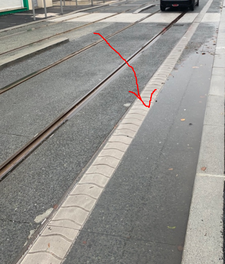 sofianeZahzam's tweet photo. Bonjour @VilleduBouscat juste pour vous indiquer que lorsqu'il pleut la bande séparant tram et voie vélo avenue de la libération est extrêmement glissante en vélo, j'en ai fait les frais, urgences, 2 points de suture au genou https://t.co/5kYLRkTzTK