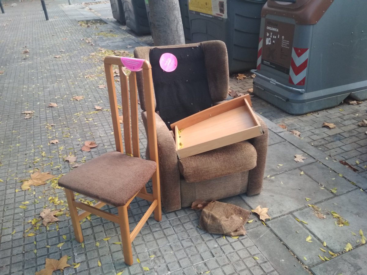SenyorGos's tweet photo. #Viladecans #FotoDeMerda zones de descans de la nau #Vilatrek. #SmartCity #geocities #AvuiNoToca https://t.co/zvAgTv83ZU