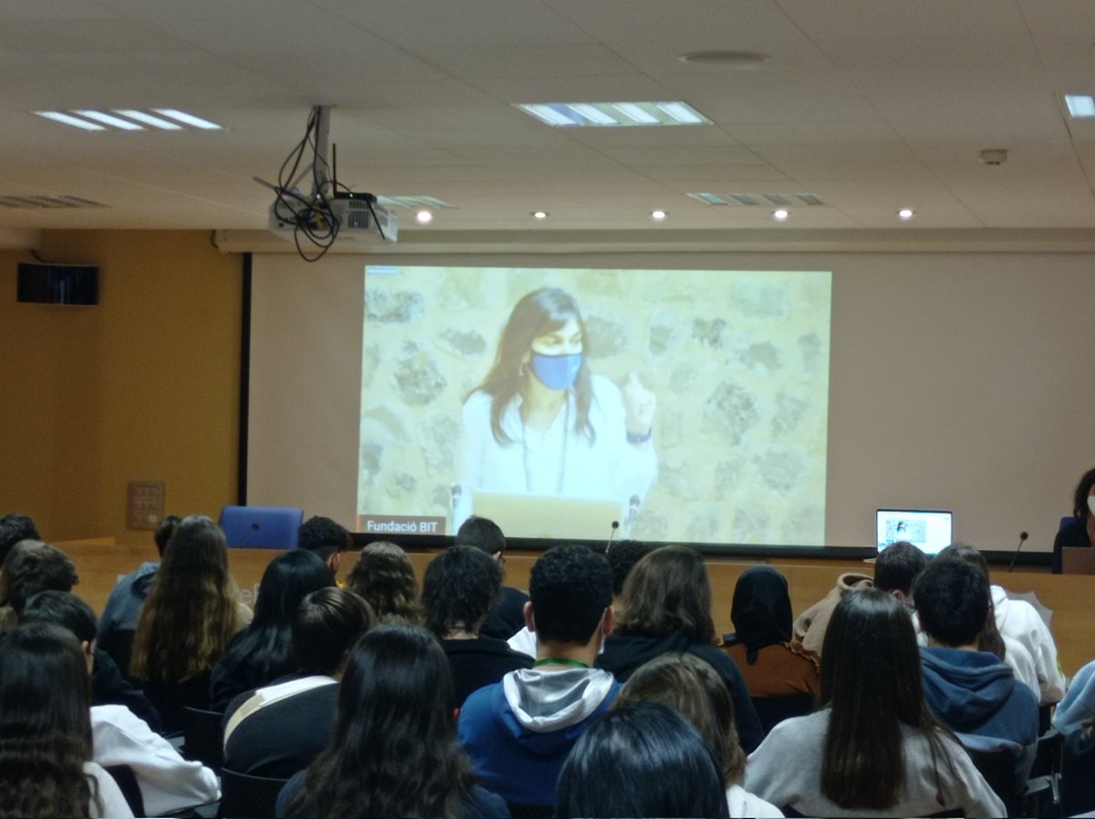centre_bit's tweet photo. Yolanda González @yolcid , nos explica cómo se fue acercando a la ingeniería desde pequeña hasta llegar a dedicarse a la Robótica submarina y cómo genera imágenes de la posidònia oceànica. Realmente interesante‼️
#NinesSTEM #DonesTIC @cytfemenino #LosParquesAportan @APTE_es https://t.co/aqGsoRIPP8