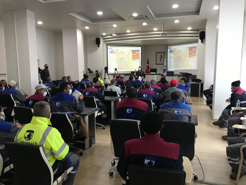Temizlik İşleri Müdürlüğü,gelişen ihtiyaçlar doğrultusunda mevcut ve yeni göreve başlayacak süpürgeci personeline eğitim düzenledi.

Temizlik İşleri Müdürü Aysun Kavcar, süpürgeci personellere kent genelinde görev alacakları mıntıka ve uygulamalar hakkında bilgiler verdi.