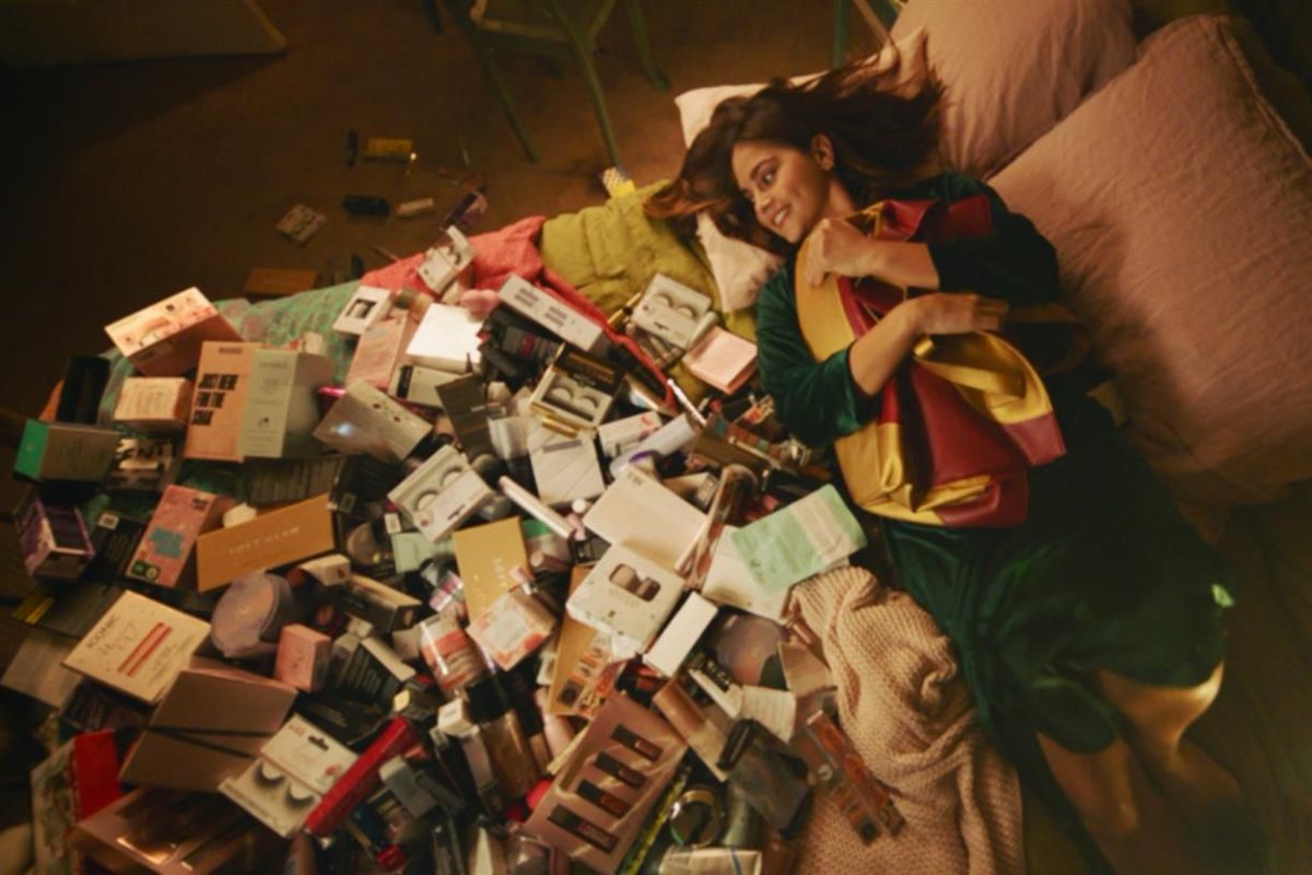 Campaignmag's tweet photo. Watch – Jenna Coleman fronts Boots' Christmas ad as “Joy”: https://t.co/oYHGtVlzro https://t.co/WV9AoaISJs