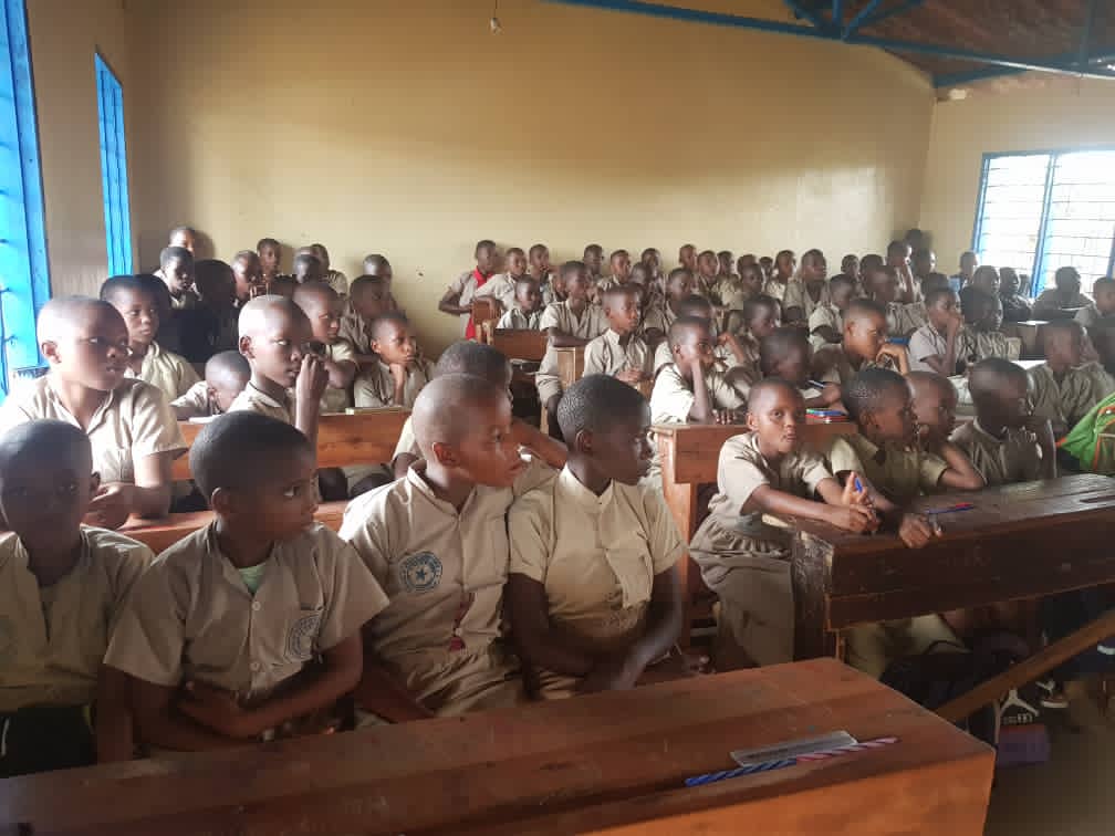 ZCibitoke's tweet photo. Dans le but de désengorger les classes surnombrées et faciliter l'apprentissage,  les natifs de la zone Cibitoke, @MairieBuja, ont construit une salle de classe moderne et ont procuré de l'électricité à tous les locaux, un geste salué par le chef de zone, Evelyne Nininahazwe. https://t.co/XmMyk3FJNs