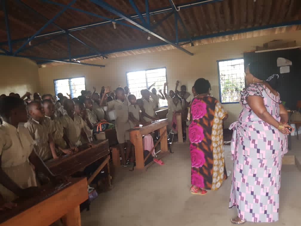 ZCibitoke's tweet photo. Dans le but de désengorger les classes surnombrées et faciliter l'apprentissage,  les natifs de la zone Cibitoke, @MairieBuja, ont construit une salle de classe moderne et ont procuré de l'électricité à tous les locaux, un geste salué par le chef de zone, Evelyne Nininahazwe. https://t.co/XmMyk3FJNs