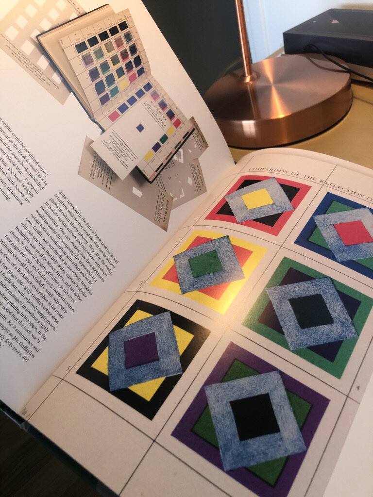 superlavis's tweet photo. "Books about colour: even if they talk about the same subject, the approach of each one is different."

Read more 👉 https://t.co/Vscq4gHzrM

#ArtisticPracticeGuide #ItSRichlyIllustrated #VisualHistory #RecentlyBought https://t.co/yEvpyTtOBP