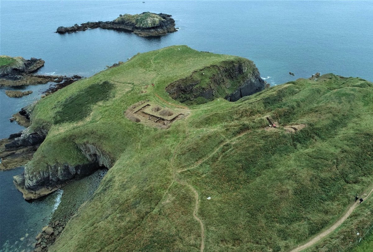 PembsCoast's tweet photo. #DiwrnodArchaeoleg – 20/11/2021

“#DigCaerfai – a summary of DigVentures’ 2021 community excavation at Caerfai / Penpleidiau Promontory Fort” – Dr Stephanie Duensing and Kimberley Teale, @TheDigVenturers 

An online event in partnership with @PLANED_Pembs
https://t.co/qp3wsagKks https://t.co/fbmgQ3p5Bj