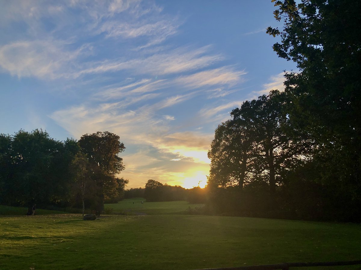 What a beautiful sunset at Rookwood last night, we love the Autumn, so stunning 🍂⛳🍂 
#Horsham #Golf #Autumn #sunset