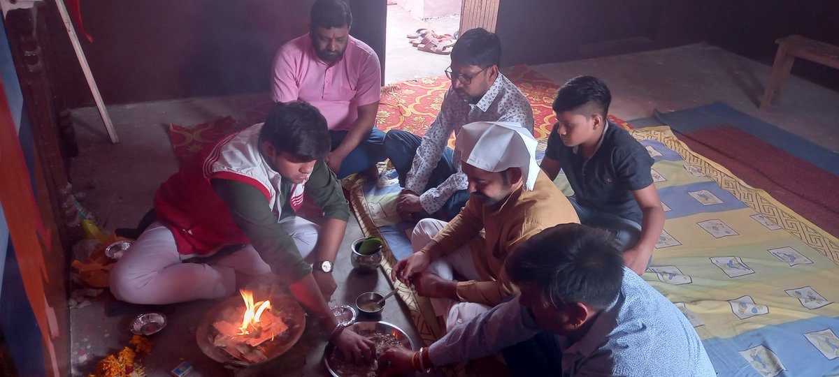 abvphathrasbraj's tweet photo. आज अखिल भारतीय विद्यार्थी परिषद, हाथरस के कार्यकर्ताओं ने दीपावली के शुभ अवसर पर अभाविप के लोहट बाजार स्थित जिला कार्यालय पर मां लक्ष्मी तथा भगवान गणेश जी का पूजन तथा हवन कर दीपावली का पावन पर्व मनाया। 
#ABVPHathras https://t.co/nLsVVClUbn