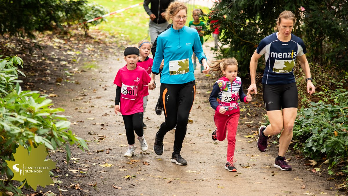 Plantsoenloop's tweet photo. 👋 Het is bijna tijd voor de Plantsoenloop Groningen 😍 Zijn jullie al goed voorbereid en heb je aan alles gedacht? 🤔 Bekijk onze website met alles over de bereikbaarheid, startnummers en al het andere wat je niet mag vergeten 🙌!

👉 Event info: https://t.co/7EY2zJnTbl https://t.co/OW60hQuAFk
