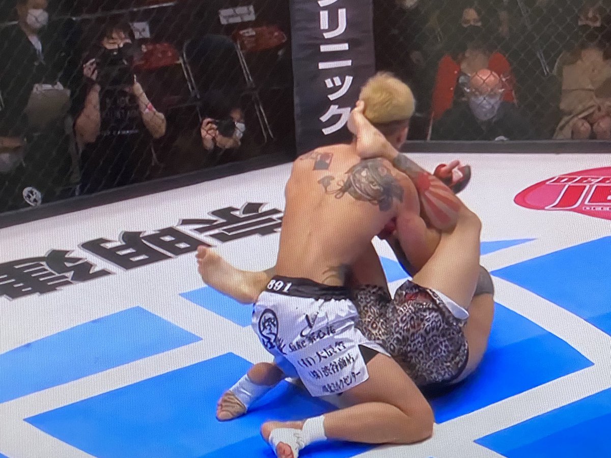maimai_bjj's tweet photo. ZSTフェザー級トーナメント決勝が幻になりましたがDEEPを主戦場に移しての初戦
高橋辰也選手と殴り合い!
おふたりとも最高でした!
木下選手はローも強い印象だったので次は蹴りもぜひ見たいです💪🏼
#DEEP104 #木下尚祐 #高橋辰也 #和術慧舟會GODS https://t.co/auIGp2bNHS