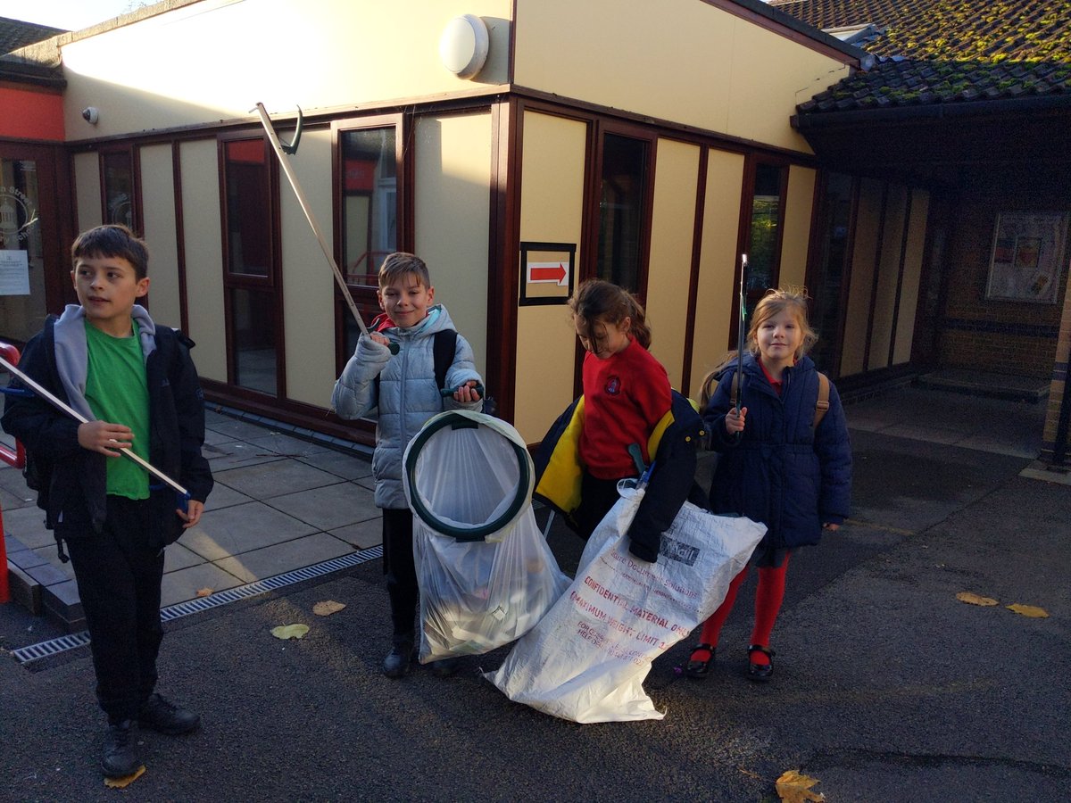 Vickstix1980's tweet photo. Another big bag of litter on the way in and 15 litter pickers from #waterhaul dropped off @parsonstreet @MsD82448648 @KozlowskiMarta #keepbristoltidy https://t.co/L1zeVKI1WF