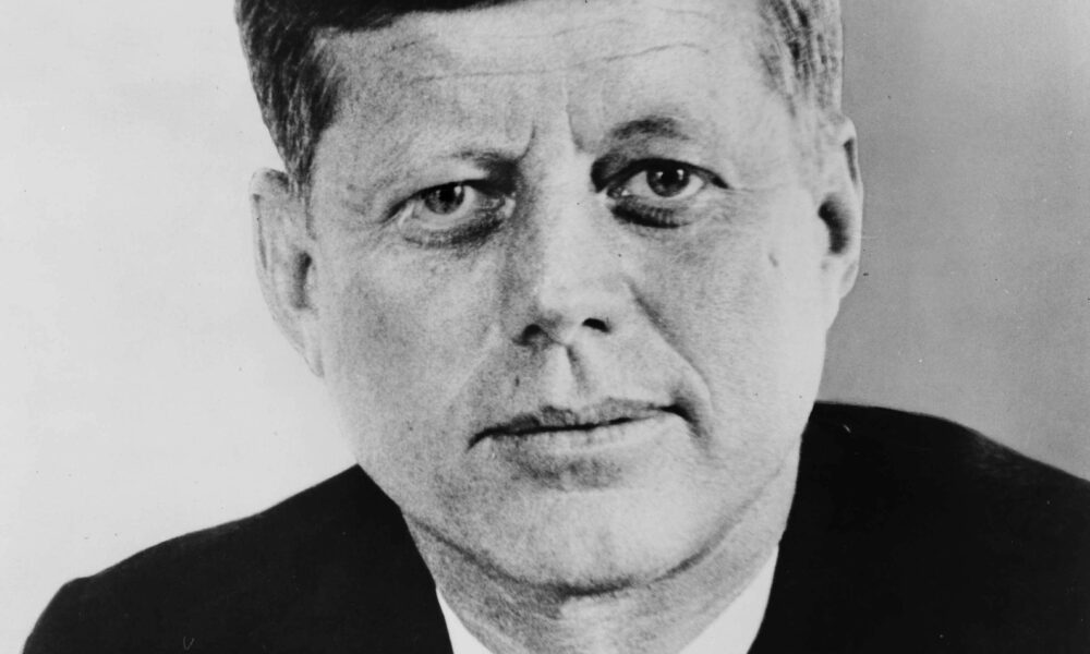 JFK décale son arrivée à Dallas à cause d’une partie de golf avec Elvis et Michael Jackson legorafi.fr/2021/11/04/jfk…