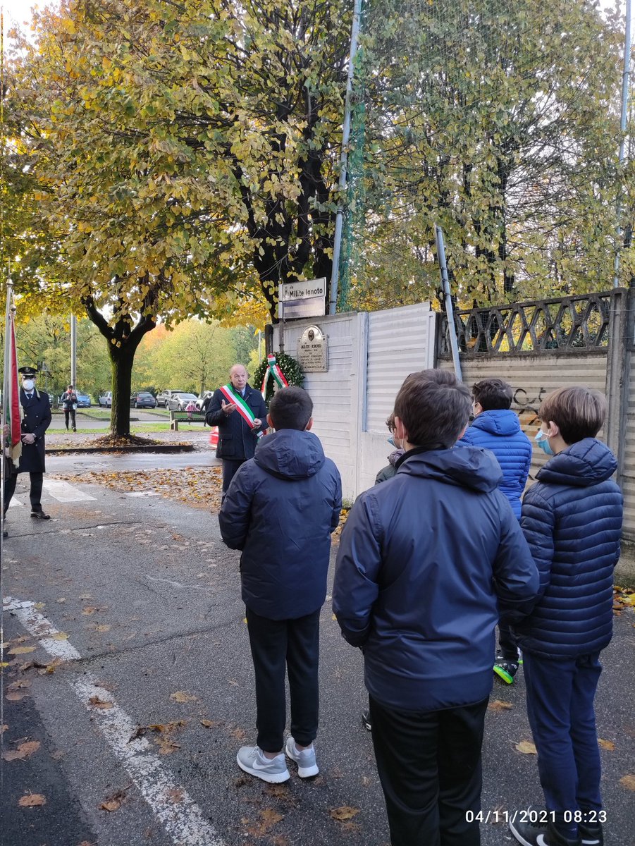 sdbpaderno's tweet photo. #100anni #militeignoto #militeignoto100 @comunepadernodugnano #sdbpaderno #2bsecondaria https://t.co/mFdm1NDuN8