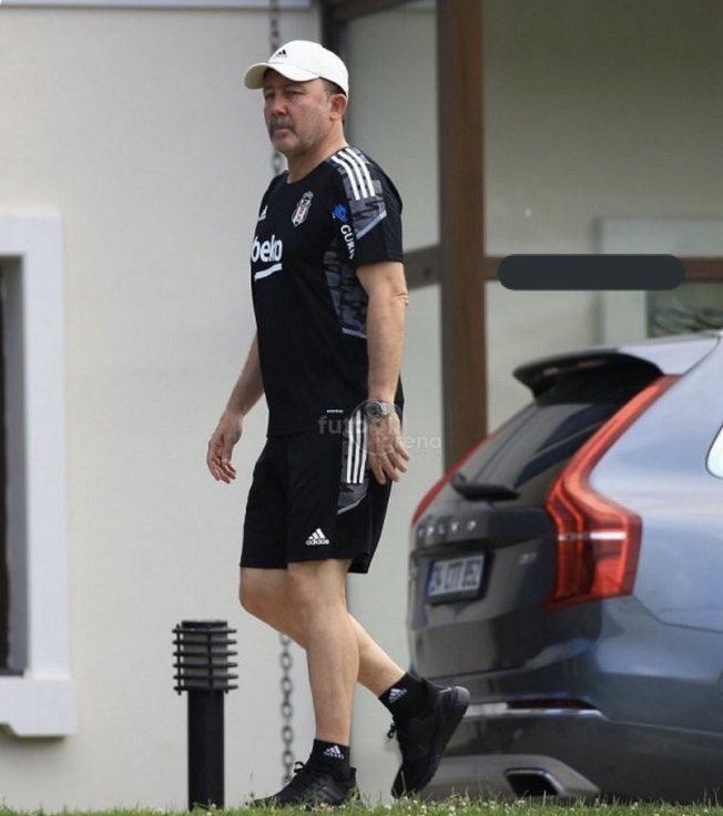 Beşiktaş her yıl şampiyon olsun diye
Tutmuyorum ben her daim yanındaym
 Hocam geçen sene tattırdığın 
Duyguyu unutmak mümkünmü 
 Seviyoruz seni Ali Rıza Sergen Yalçın