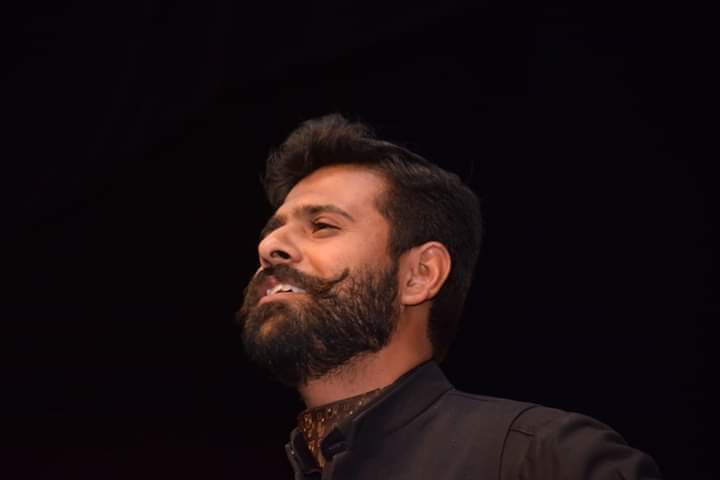 Fawad_1_Ahmed's tweet photo. مضبوط رہیے، مثبت رہیے اور اپنے حاسدین کو اسی غم میں مبتلا رکھیئے کہ آپ مسکرا کیسے رہے ہیں
@ShaheerSialviPk 
فواد احمد https://t.co/bDcD0MOTft