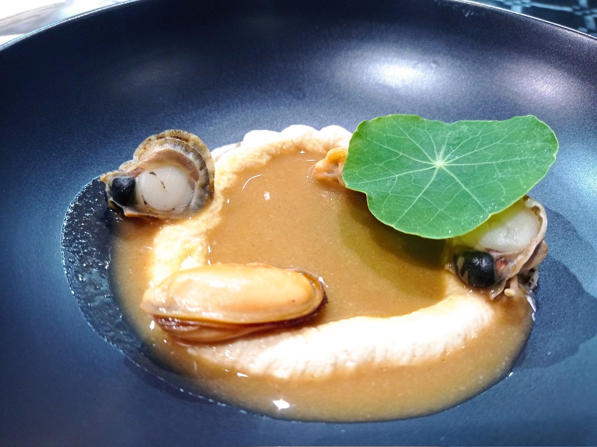 cocinandocaza's tweet photo. #CocinandoCaza @XANTAREXPO @Miguelmosteiro @gastrolabarousa #VIIEncuentroBloggers #Xantar2021
👉Tosta d #Corrupion (parecido al rape #RíaDaAurosa)
👉Merluza sobre fondo d #Pateiros (Marisco cn aires d nécora)
👉Callos mariñeiros (Mejillones #Volandeiras sobre fondo "Pegamorros"🤤 https://t.co/87nHeNVvlM