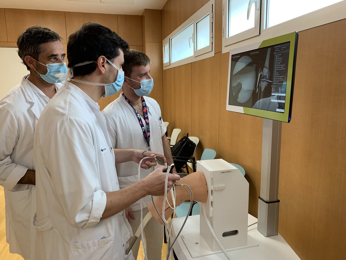 Iniciamos el camino en la formación de nuestros residentes en simulación en artroscopia de rodilla y hombro <a href="/VirtaMed/">VirtaMed</a> @SmithNephew_esp @SocCatCOT <a href="/secotsecot/">@secotsecot</a> <a href="/serod_sociedad/">SEROD</a> <a href="/aeartroscopia/">AEA</a> <a href="/cothospitaligd/">COT CSA Igualada</a>