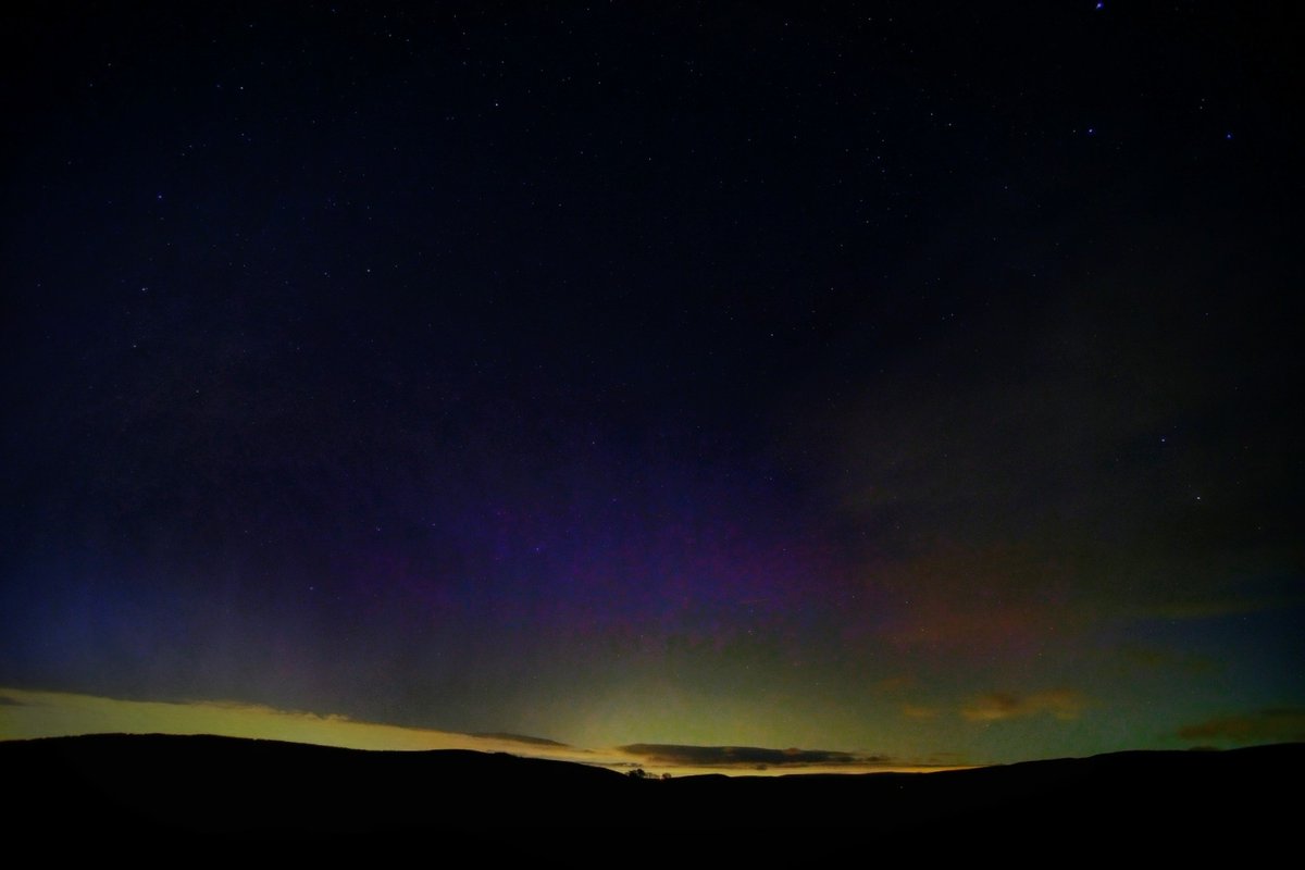 vpdd's tweet photo. You don't need to travel to Iceland to see the Northern Lights 🤩 Check out this amazing display captured at Tegg's Nose Country Park and the Cat &amp; Fiddle in the 
@peakdistrict last night 🌟

What fantastic images @MyGuidedWalks 📸💫 https://t.co/vrX0dRQNo8