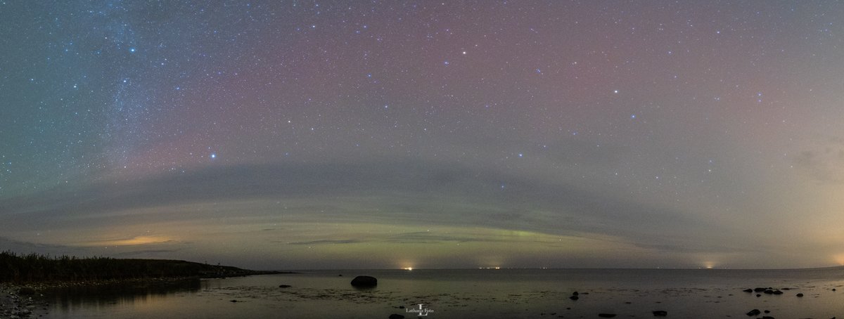 Lathanafoto's tweet photo. I have never seen aurora this high. And never with a beautyful red. This is actually taken when the BZ was positive. And still it was pretty strong. Enlarge #Denmark  @TamithaSkov @NightLights_AM @AngelBrise1 @astronomicca @AngryTheInch @dartanner @mikesaltsman194 @treetanner https://t.co/3JcFC6PDOT