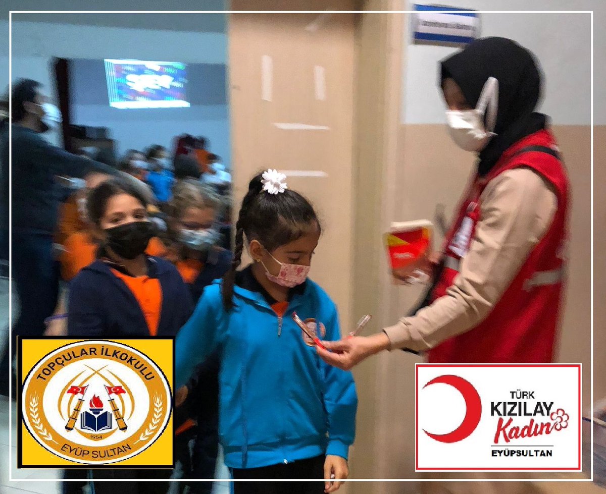 <a href="/KizilayAvrupa/">İstanbul Avrupa Bölge Kan Merkezi</a> Eğitim Uzmanı Gökhan Topçu ve Kadın Kızılay Başkanlığımız, Topçular İlköğretim Okulu’nda #KızılayHaftası münasebetiyle düzenlenen programda; genç kardeşlerimize Kızılaycılığı ve <a href="/Kizilay/">Türk Kızılay</a>’ı anlattı.
Genç kardeşlerimizden sözü aldık artık onlarda birer Kızılaycı 😊💪🏼