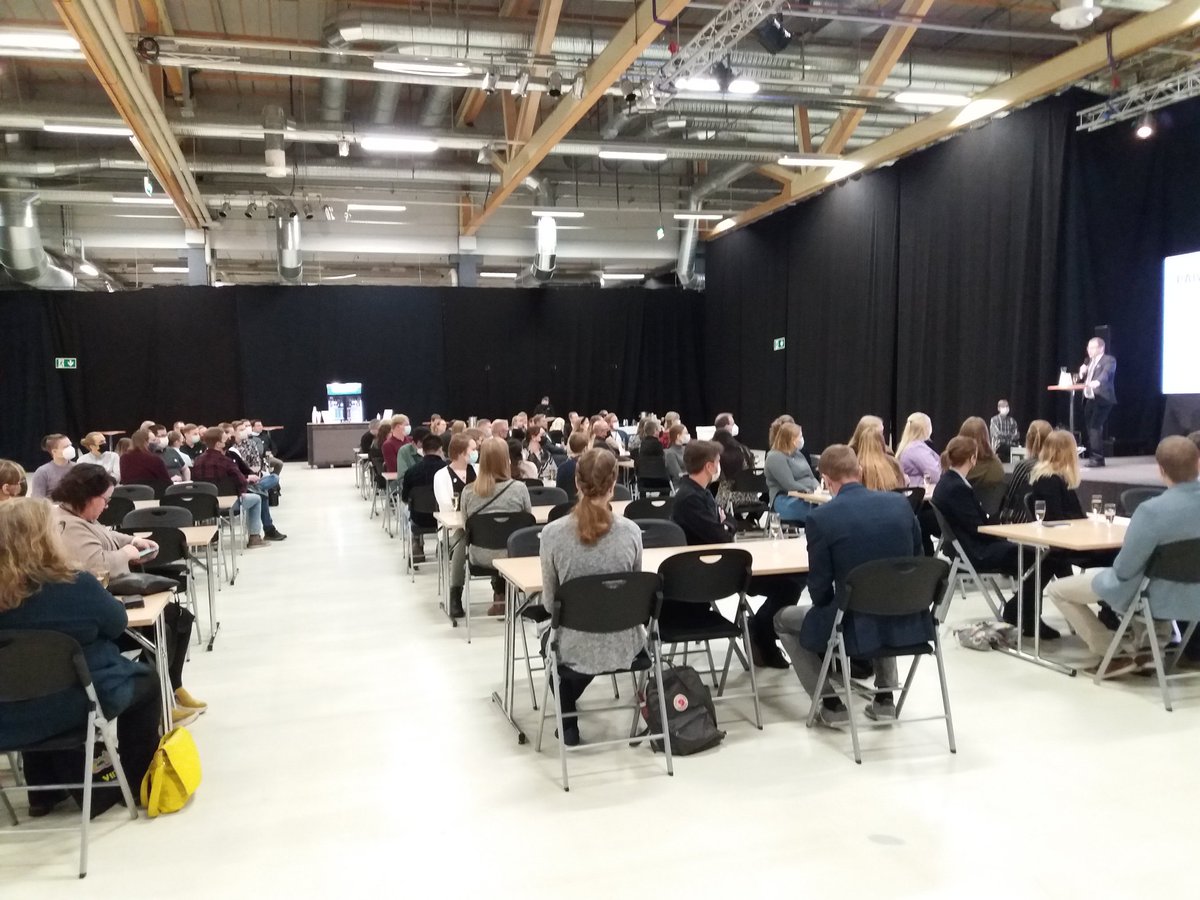 PirjoSuhonen's tweet photo. Näin innokkaasti Jyväskylän matemaattis-luonnontieteellinen tiedekunta yhdistää tänään opiskelijoita, yrittäjiä ja neuvontatahoja maakunnan innovaatioiden ja työpaikkojen synnyttämiseen!@elykeskisuomi @KSyrittajat https://t.co/56DCUH4REW