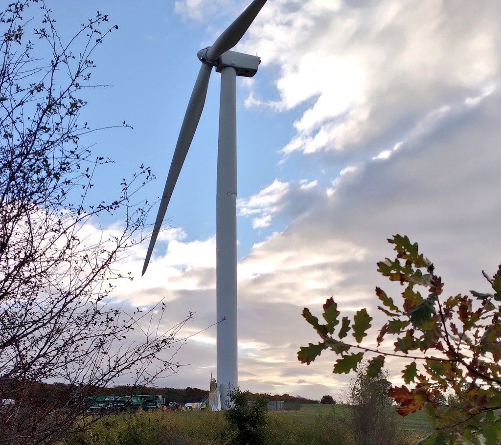 skinoverbone's tweet photo. Work to remove the broken blade on @EDF_Renewables Park Spring Wind Farm starts. https://t.co/m5Gzes8DoE