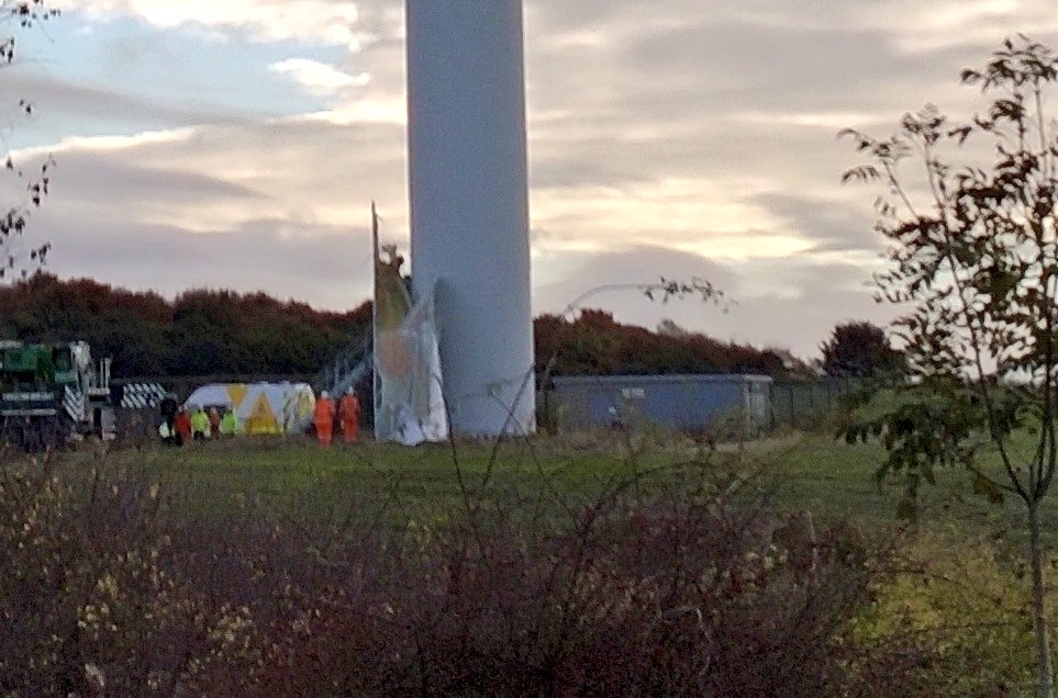 skinoverbone's tweet photo. Work to remove the broken blade on @EDF_Renewables Park Spring Wind Farm starts. https://t.co/m5Gzes8DoE