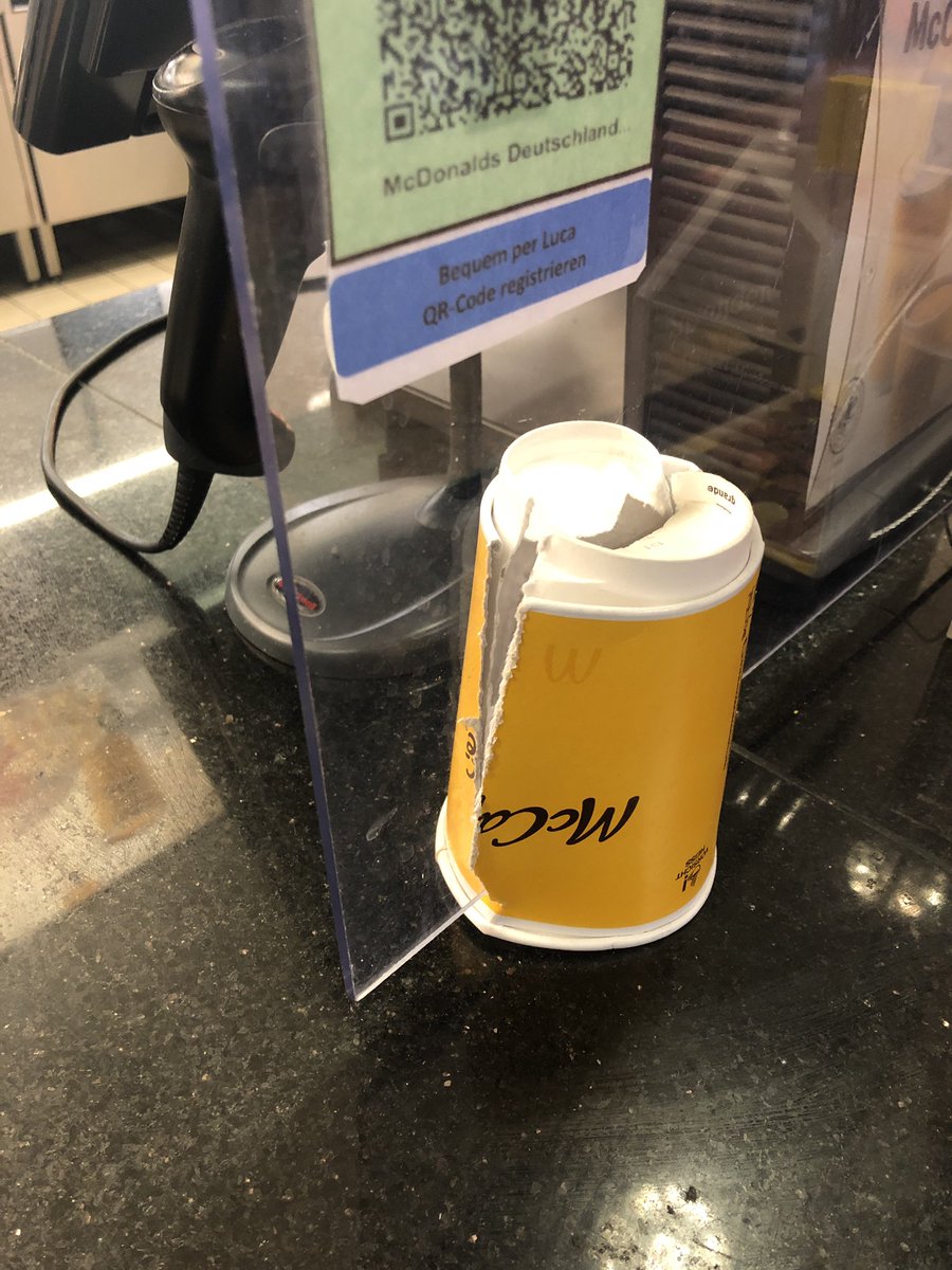 susybliving's tweet photo. Ingenious way to hold up your Perspex screen @McDonalds
@Airport_FRA 🙄😳
#DIY #bitdodgy #katastrophe https://t.co/K18cz0nnMJ