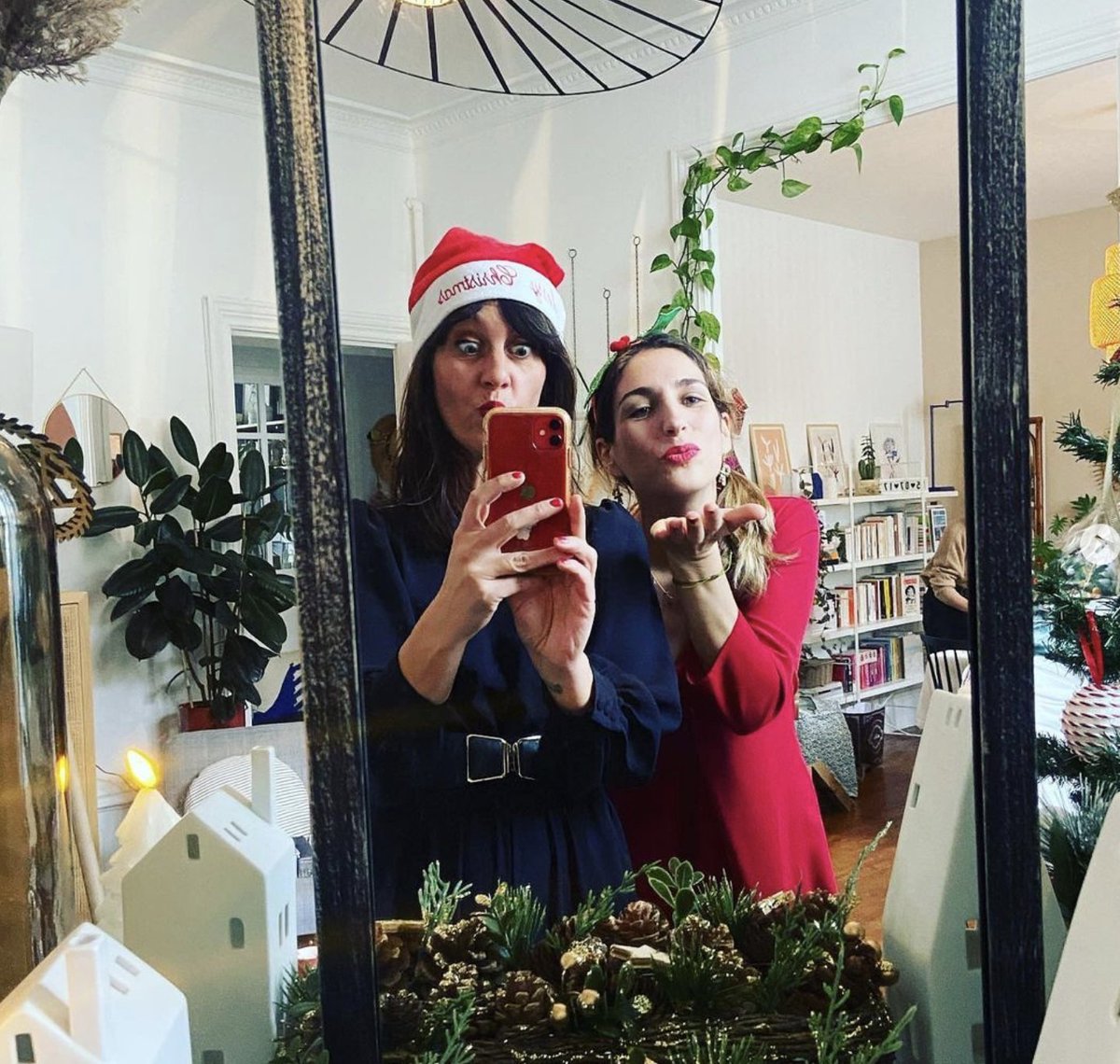 AgenceKMZ's tweet photo. 🌟On ne change pas une équipe qui gagne 🌟
Après le grand succès du magazine d’Halloween pour @jourdefete , on planche désormais sur le magazine de Noël 🎁🎄🌞! Nous avons hâte de vous montrer le résultat qui s’annonce magique !
#shooting #Noel #magazine #tabledefetes https://t.co/ja1gfhE2X0