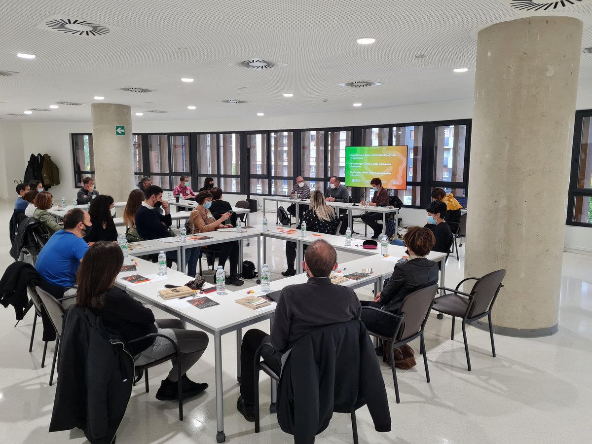 Inazio Garro (<a href="/LABORALkutxa/">LABORAL Kutxa</a>) eta @caosasuna_eus-eko <a href="/ErbitiMikel/">Mikel Erbiti</a> ari dira haien esperientziaren berri ematen Arabako enpresei #ArabakoEnpresenForoa