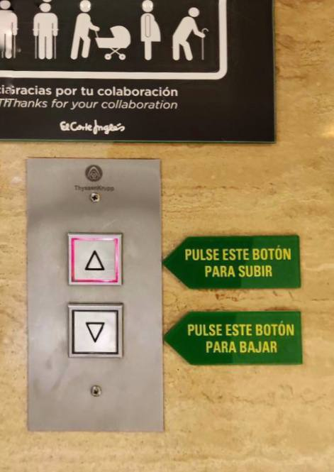 XoseCastro's tweet photo. El Corte Inglés de Cartagena se ha convertido en el nuevo Barrio Sésamo. ☺

(vía @frantioduro) https://t.co/6hjcyhatDN