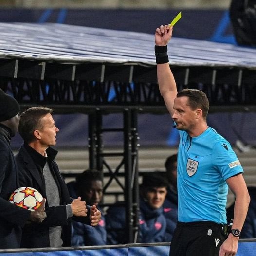 Gazzetta_Foot's tweet photo. C'est difficile de se faire respecter par les arbitres.

On aurait dit que l'arbitre voulait obtenir un autographe de Neymar" #LEIPSG #UCL https://t.co/yG90PCgfO0