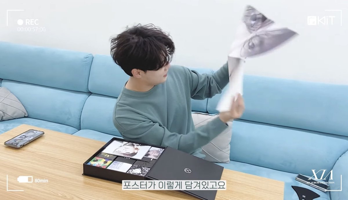 본인이 모서리에 앉지못하자 핸드폰과 마스크를 모서리에 앉힌 모습을 볼수있었다