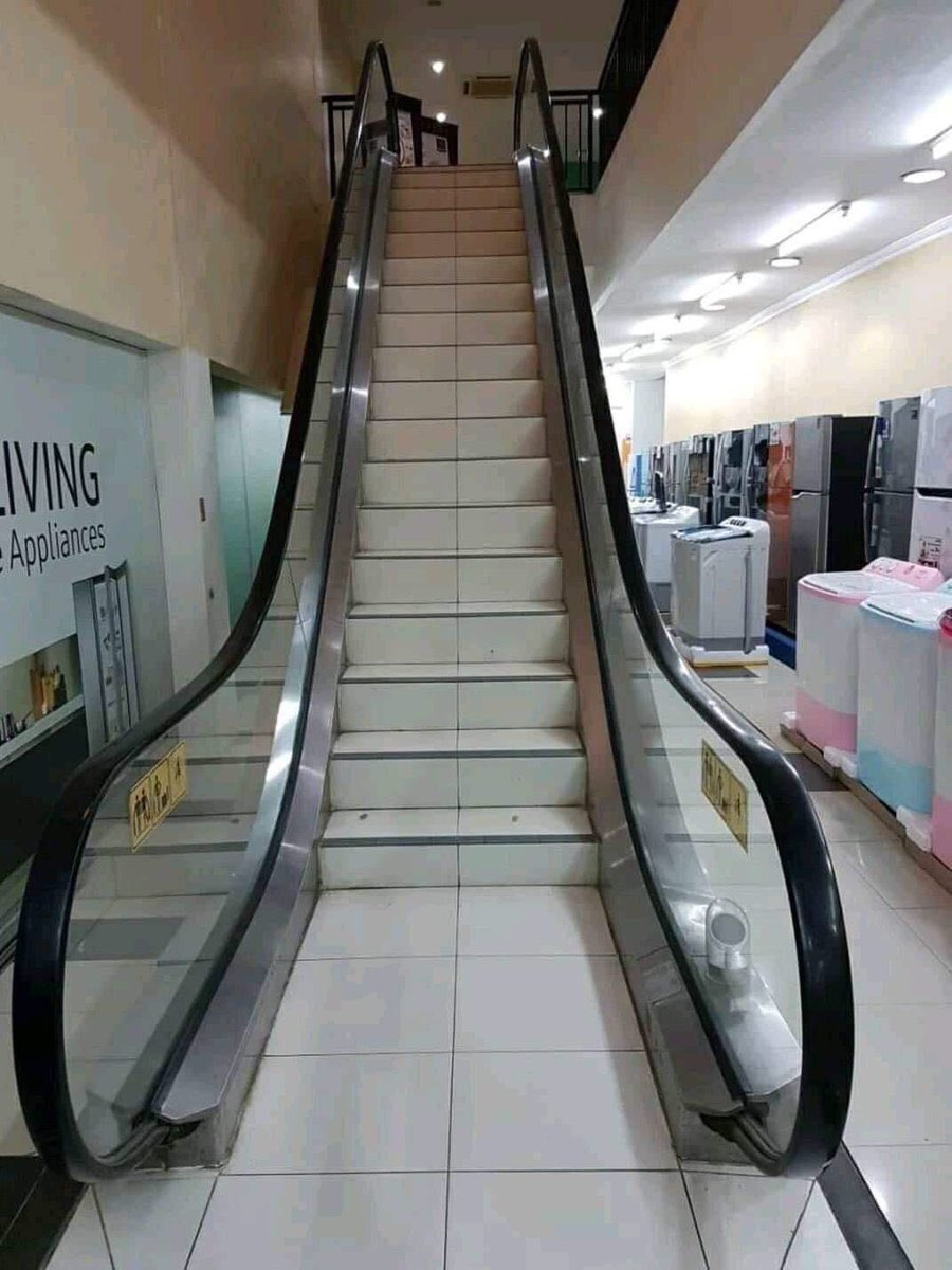 WllmHmmr's tweet photo. @Fabian_Fechner @joophazenberg @maryantfp When you come across escalators in Brusssels, all you can do is stair. https://t.co/WxFfR27mM8