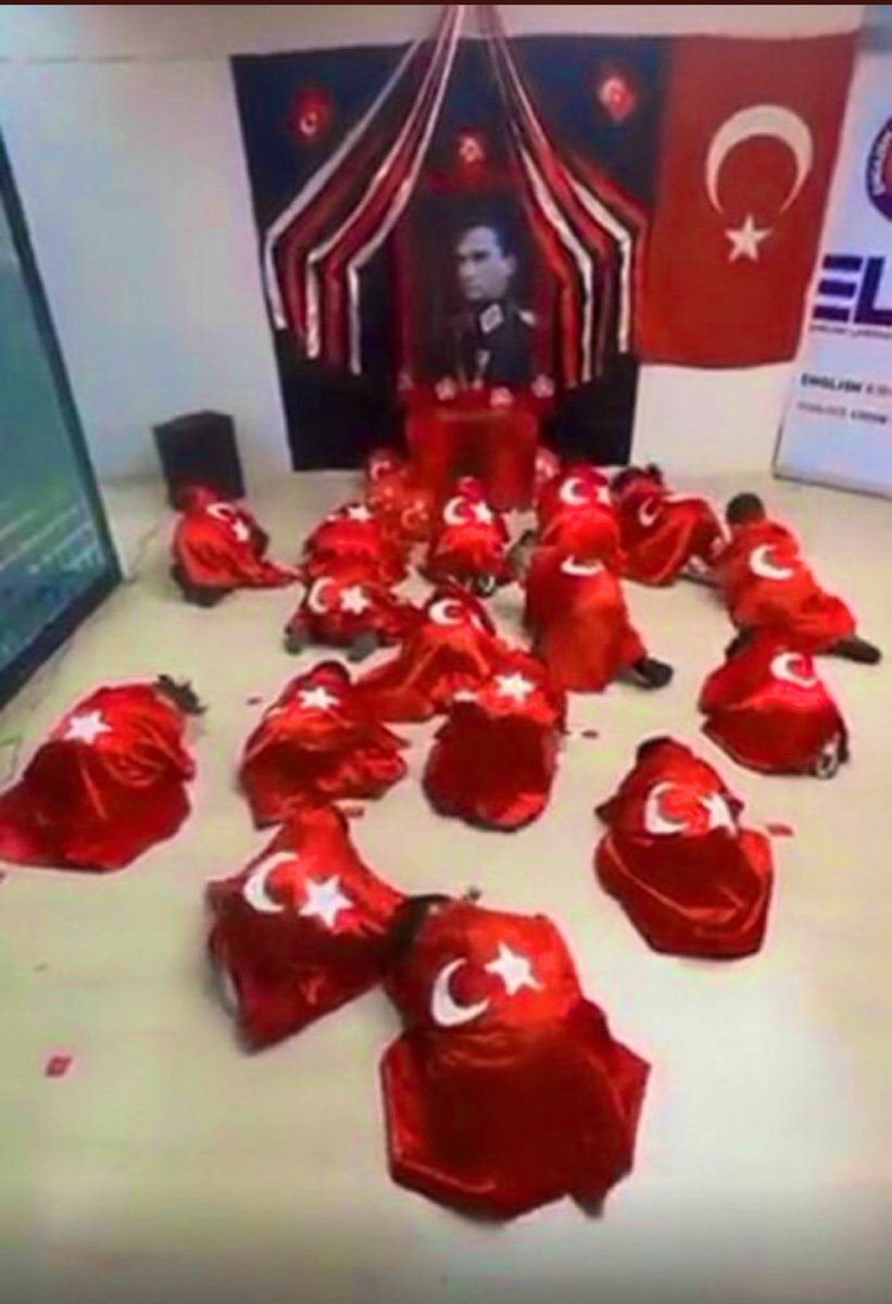 Ahlak yobazlarını rahatsız eden ayetleri okuyanları açığa alan yetkililer,çocukları insana secde ettiren muallimi de,Allahın emri tesettürle alay eden öğretmeni de hala açığa almamış.Bu ülkede iktidara kim gelirse gelsin değişmeyen tek bir şey varki o da Müslümanların esaretidir.