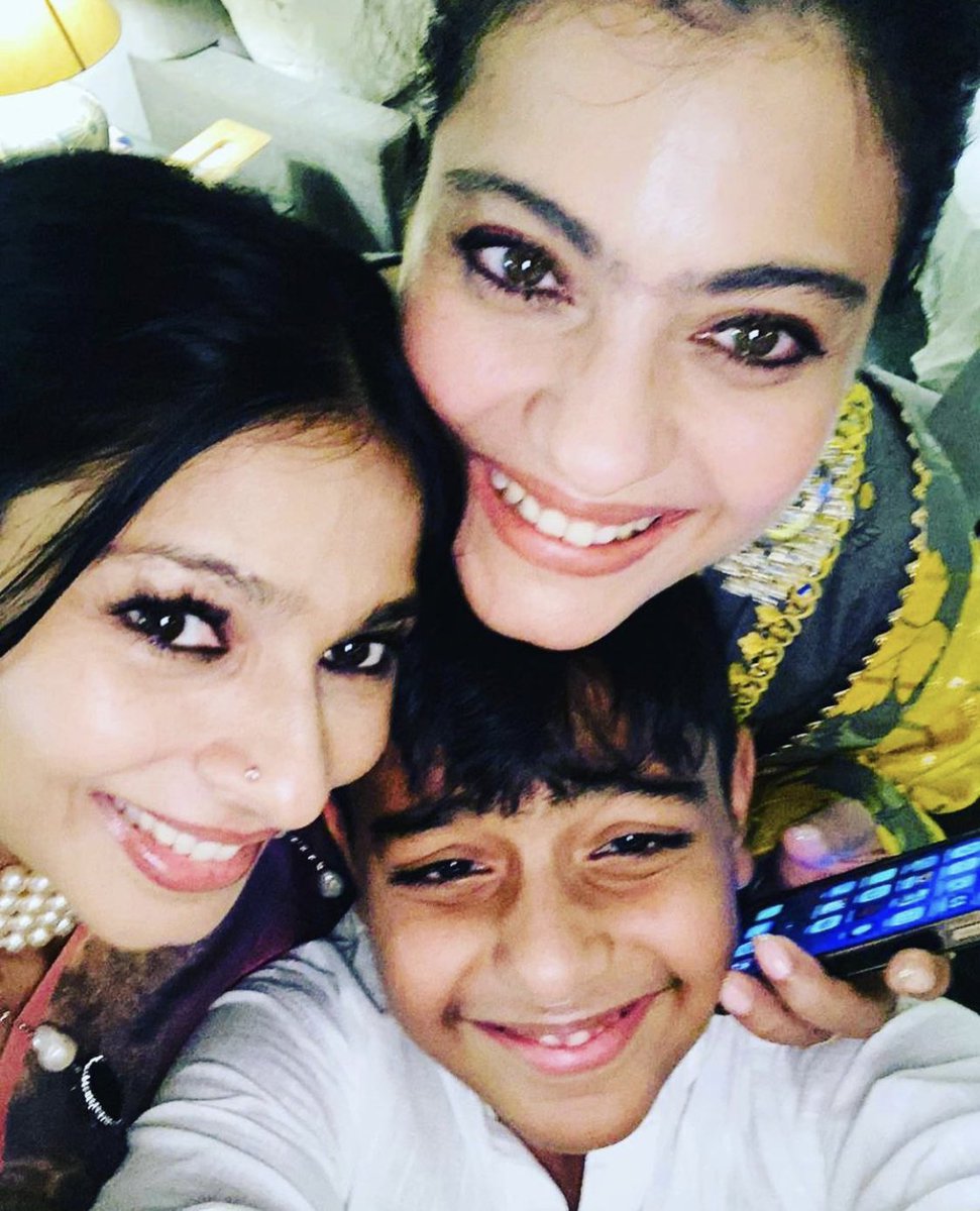 filmfare's tweet photo. #Kajol, #TanishaaMukerji, #Tanuja and their family celebrate #Diwali together. 💝 https://t.co/8ov4RVTdzT