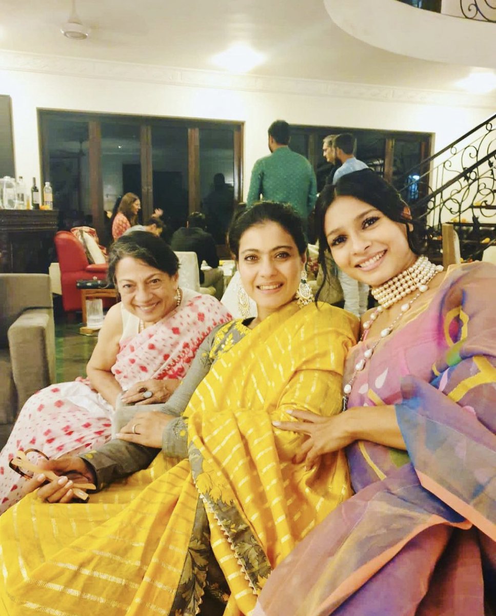 filmfare's tweet photo. #Kajol, #TanishaaMukerji, #Tanuja and their family celebrate #Diwali together. 💝 https://t.co/8ov4RVTdzT