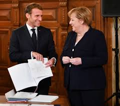 rirecestdrole's tweet photo. Z'ai rendu mon pré-rapport de staze à Tata Anzela. Bien qu'elle fût assez sévère avec moi, z'ai beaucoup appris à ses côtés. (Gnark, gnark, bientôt ze vais devenir sef stagiaire de l'Europe) #MacronMerkel #presidentielles2022 https://t.co/efyQ2WXgvW