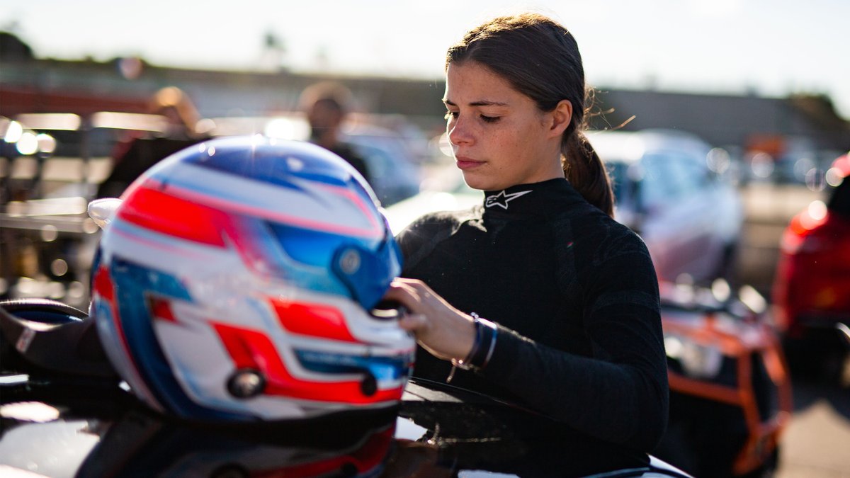 Le 23 octobre, @LWadouxD44 devenait la première pilote à remporter une course en Alpine Elf Europa Cup. Âgée de 20 ans, la Française s’envole aujourd’hui à Bahreïn où elle va découvrir l’Endurance lors des Rookies Tests en @FIAWEC. ✈🇧🇭 🎙 Rencontre >> bit.ly/3wcSfLK 💬