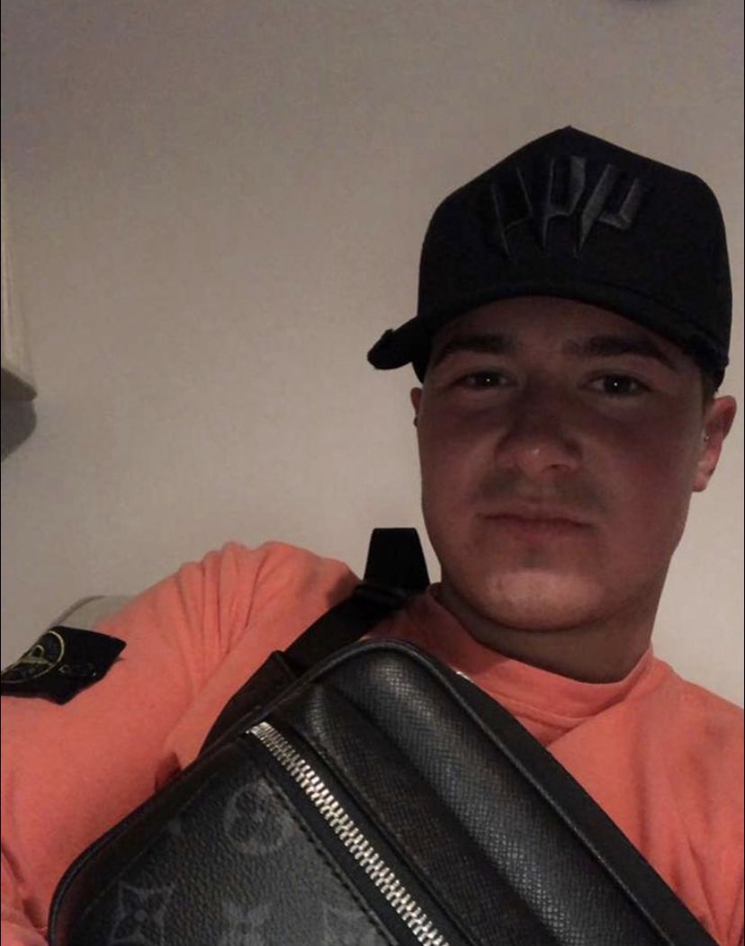 AlexCCrowder1's tweet photo. Back again 🇯🇲 sorry I’ve not been on here me and my LV bag have been hella busy with extra curricular activities 👀 active as always 📱👈🏻. https://t.co/fr2GP8LZdC