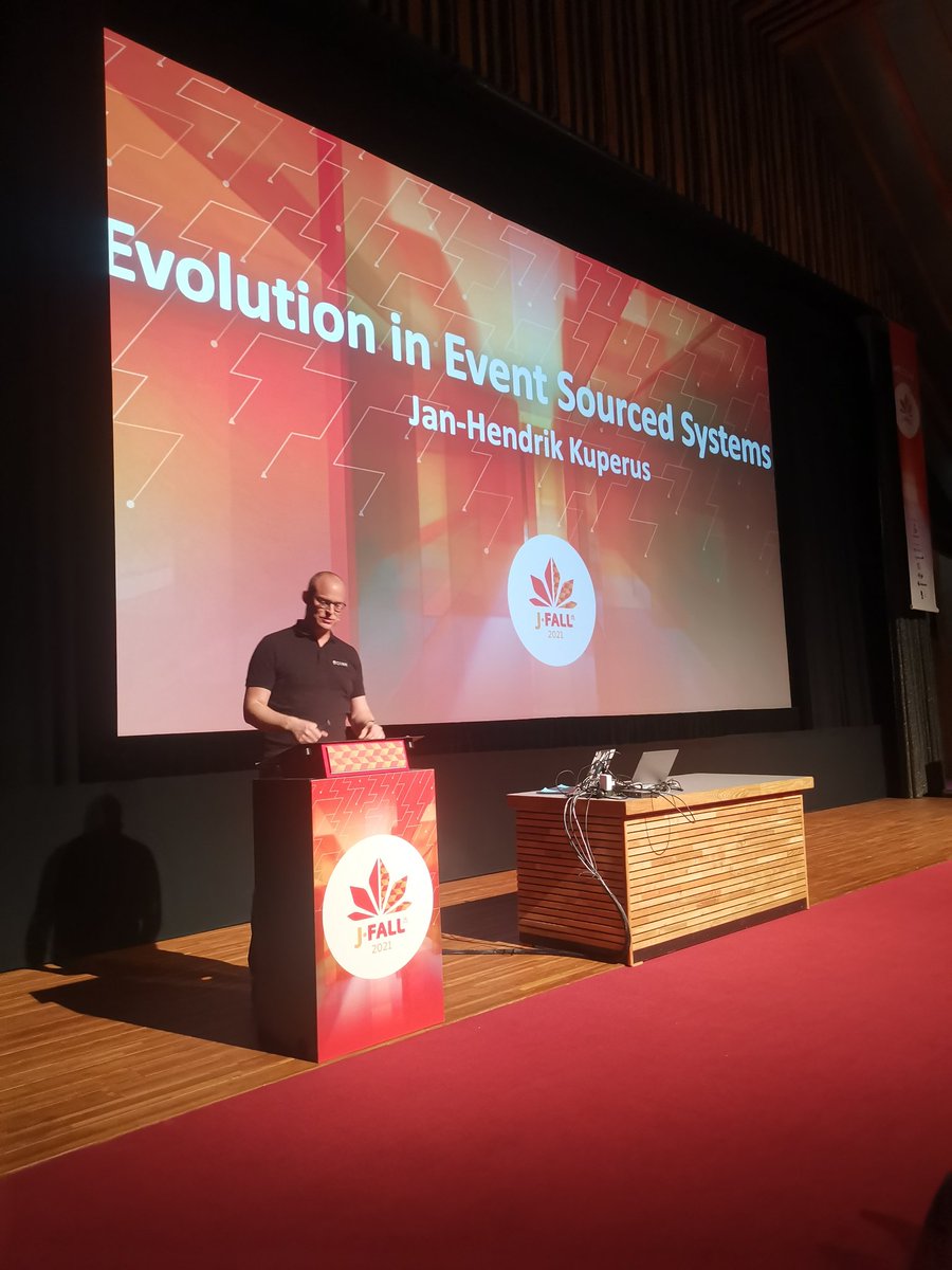 Second session of the day! This is going to be fun with <a href="/jhkuperus/">Jan-Hendrik Kuperus</a> from <a href="/yoinknl/">Yoink</a> #jfall
