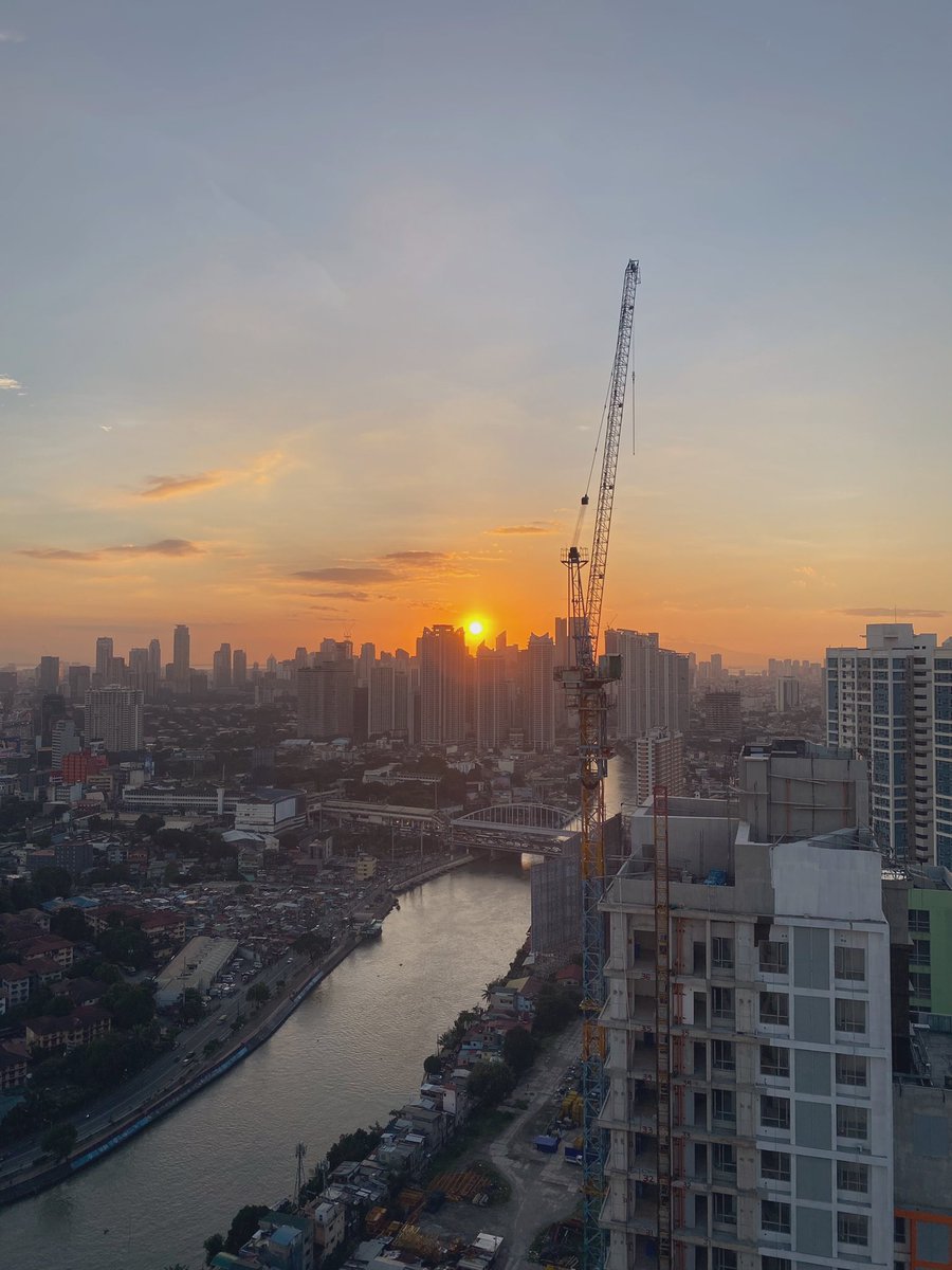 fernweh0929's tweet photo. every sunset has a different vibe

#roofdeckview https://t.co/Wh1TFf8frw