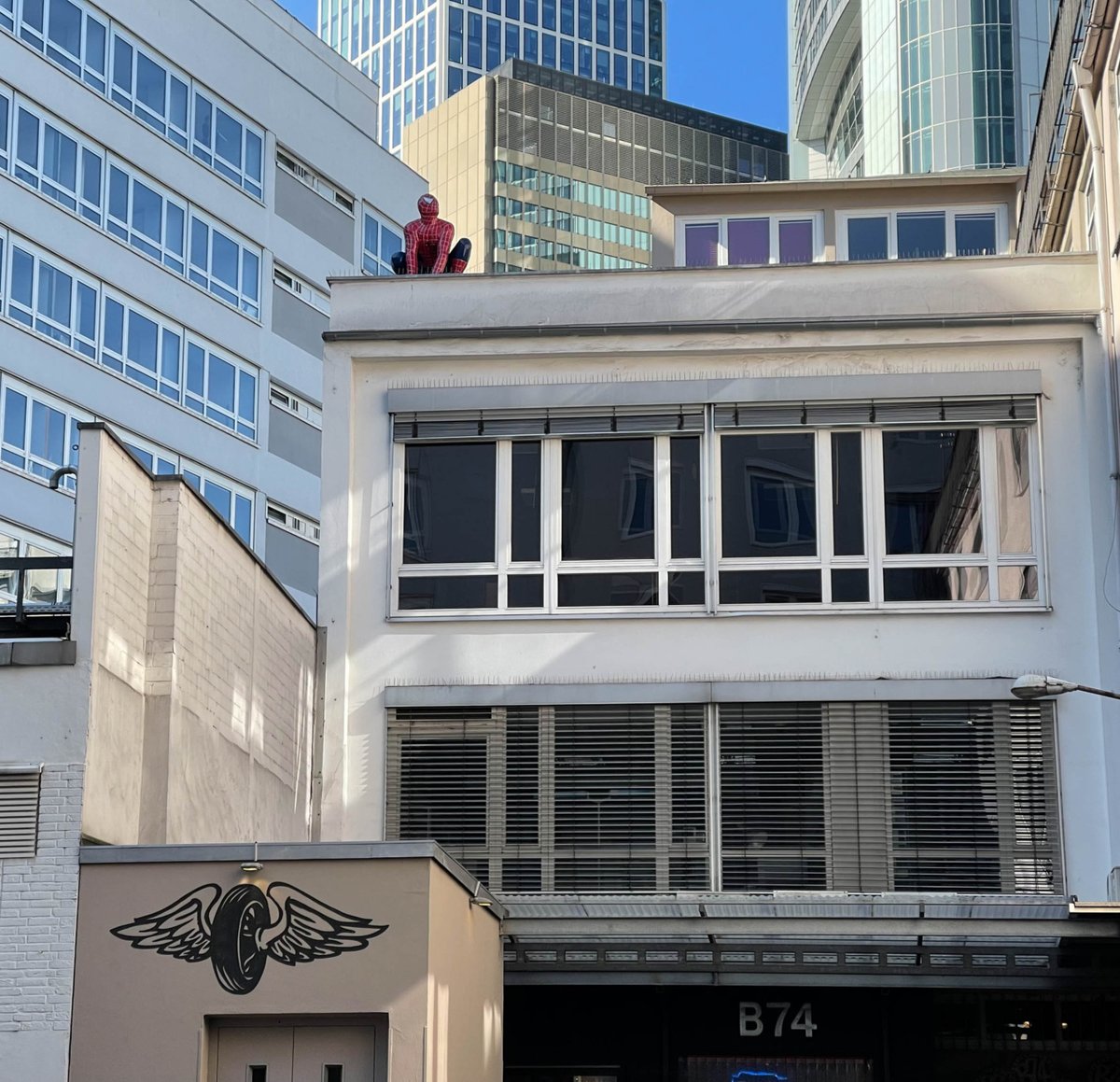 667Run's tweet image. Dies sind Bilder von Unorten, Bilder aus Nischen und abseitige Perspektiven. Mein Lehrer und Freund, Eckhard Neumann, bezeichnete Frankfurt in den 90er Jahren mal als ein »eloxiertes Flüchtlingsheim«…

Weiterlesen unter:
667.run/frankfurt-im-a…