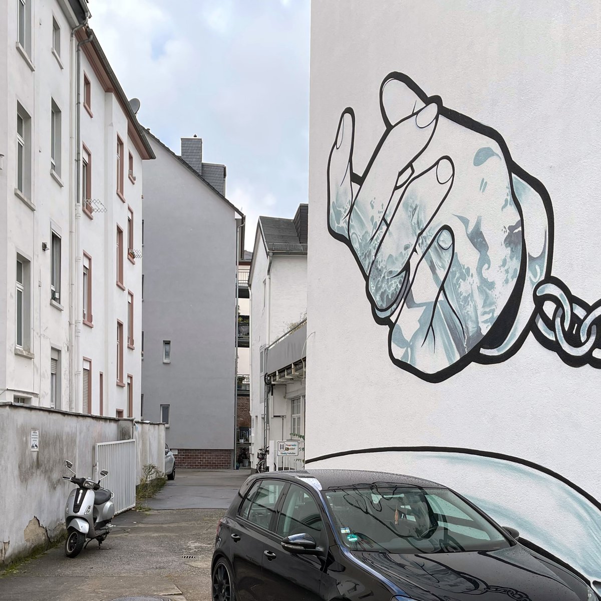 667Run's tweet image. Dies sind Bilder von Unorten, Bilder aus Nischen und abseitige Perspektiven. Mein Lehrer und Freund, Eckhard Neumann, bezeichnete Frankfurt in den 90er Jahren mal als ein »eloxiertes Flüchtlingsheim«…

Weiterlesen unter:
667.run/frankfurt-im-a…