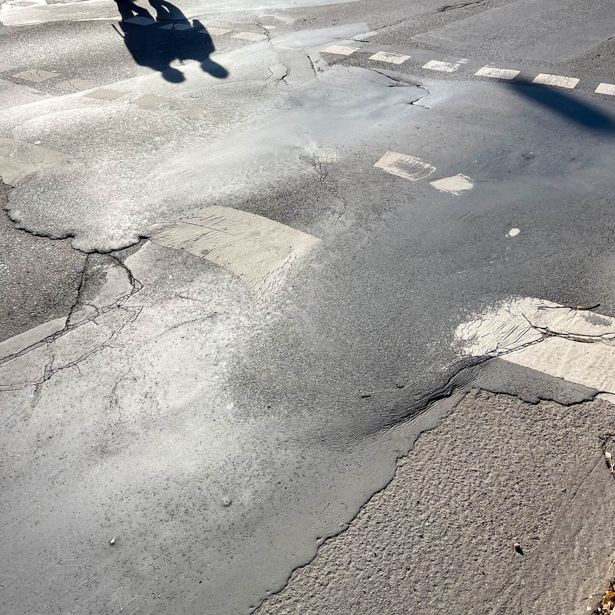 667Run's tweet image. Dies sind Bilder von Unorten, Bilder aus Nischen und abseitige Perspektiven. Mein Lehrer und Freund, Eckhard Neumann, bezeichnete Frankfurt in den 90er Jahren mal als ein »eloxiertes Flüchtlingsheim«…

Weiterlesen unter:
667.run/frankfurt-im-a…