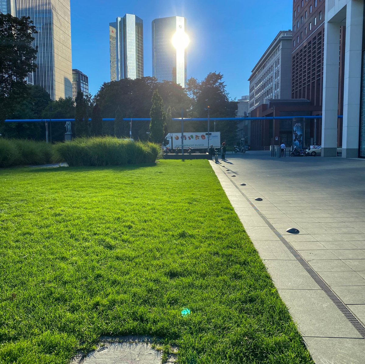 667Run's tweet image. Dies sind Bilder von Unorten, Bilder aus Nischen und abseitige Perspektiven. Mein Lehrer und Freund, Eckhard Neumann, bezeichnete Frankfurt in den 90er Jahren mal als ein »eloxiertes Flüchtlingsheim«…

Weiterlesen unter:
667.run/frankfurt-im-a…