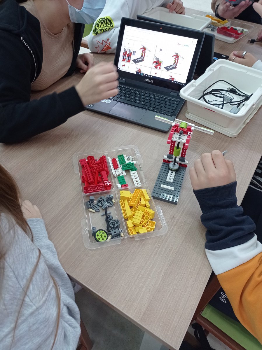 centre_bit's tweet photo. Taller de robòtica de #energiesrenovables. Construïnt un molí de vent per generar energia eòlica. Ideal per a la nostra illa que de vent i mar en tenim molt.
@RobotixBalears @SaXaranga @APTE_es @FundacioBit
#NinesSTEM #DonesTIC @cytfemenino #LosParquesAportan https://t.co/gt57w9zEpE